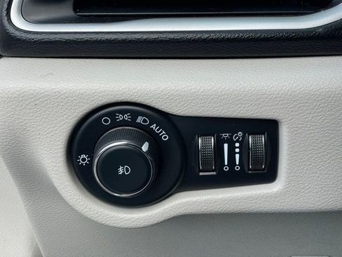 Used 2023 Chrysler Pacifica Touring-L image 16