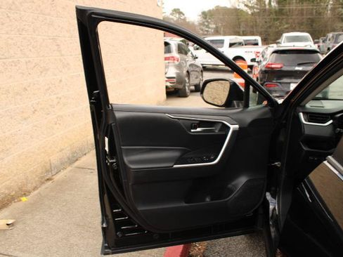 Used 2021 Toyota RAV4 XLE FWD image 19