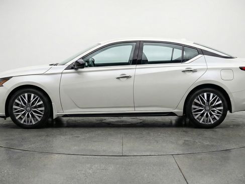 Used 2025 Nissan Altima 2.5 SV image 5