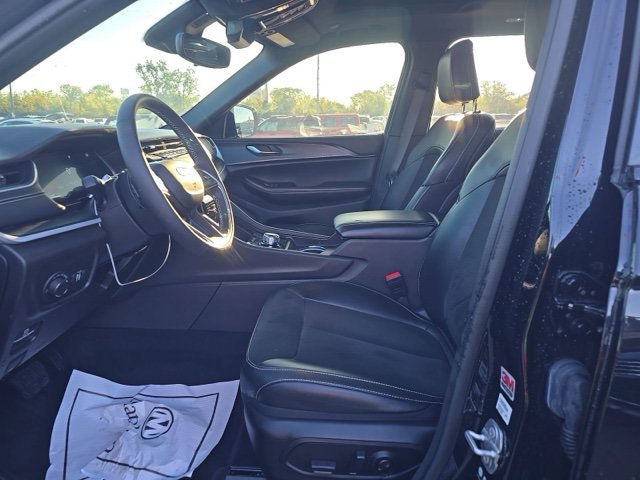 Used 2024 Jeep Grand Cherokee Altitude AWD/4WD image 8