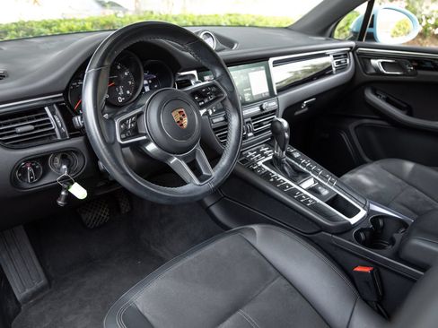 Certified 2019 Porsche Macan AWD/4WD image 3
