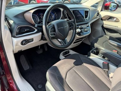 Used 2019 Chrysler Pacifica Touring Plus w/ Advanced Safetytec Group FWD image 18