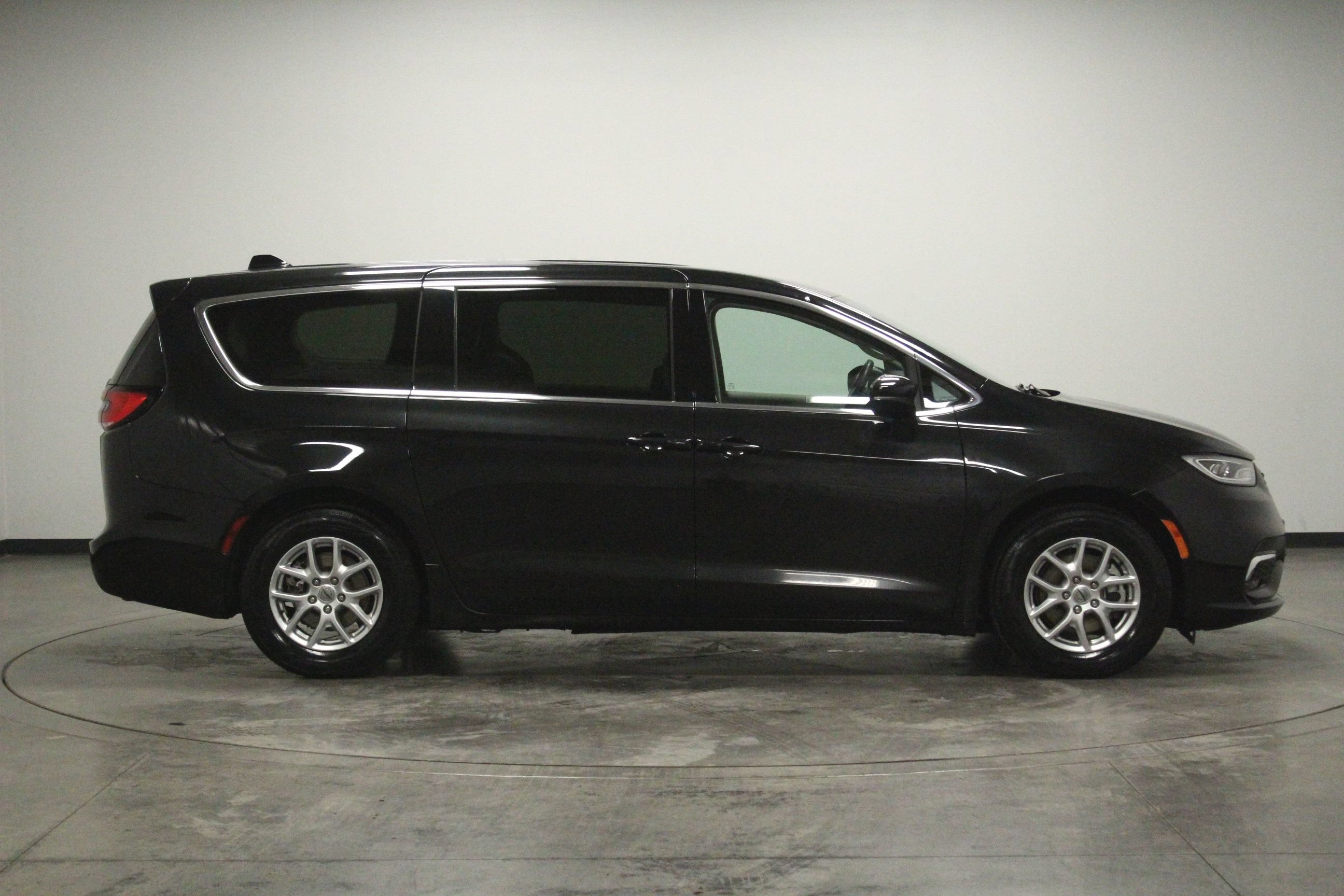Used 2023 Chrysler Pacifica Touring-L FWD image 9