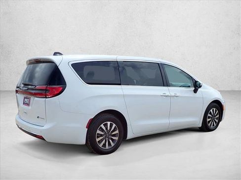 Used 2023 Chrysler Pacifica Touring-L FWD image 4