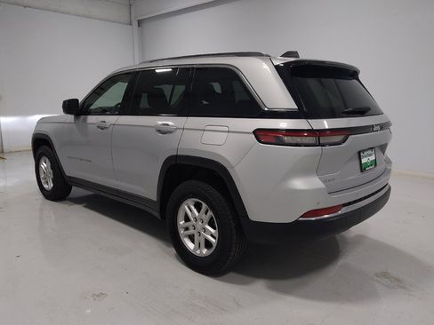 Used 2023 Jeep Grand Cherokee Laredo AWD/4WD image 5