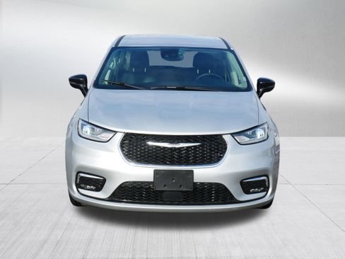 Used 2024 Chrysler Pacifica Touring-L image 2