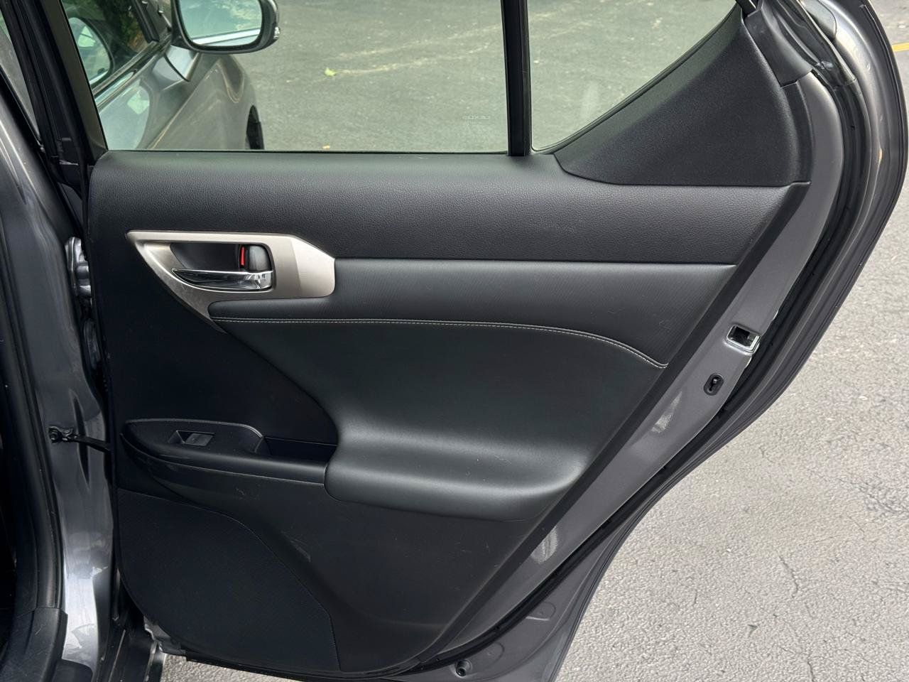 Used 2015 Lexus CT 200h w/ Navigation Package FWD image 18