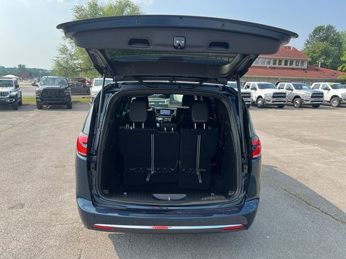 New 2025 Chrysler Pacifica Select image 17