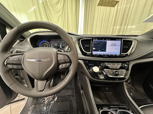 Used 2026 Chrysler Pacifica Limited w/ S Appearance Package FWD image 29