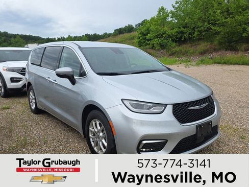 Used 2023 Chrysler Pacifica Touring-L FWD image 1