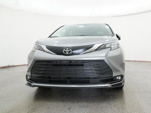 New 2026 Toyota Sienna XLE image 18