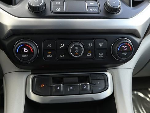 Used 2023 GMC Acadia SLT image 18