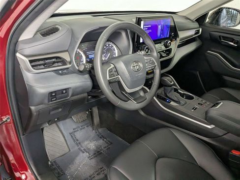 Used 2024 Toyota Highlander XLE image 7