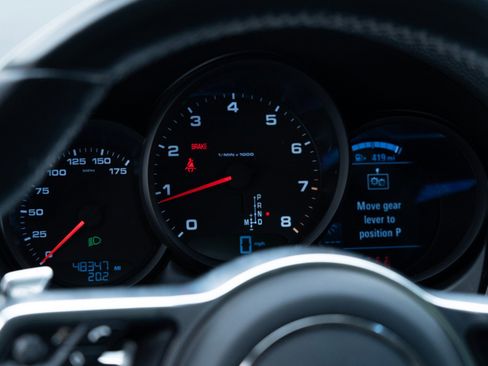 Certified 2021 Porsche Macan image 25