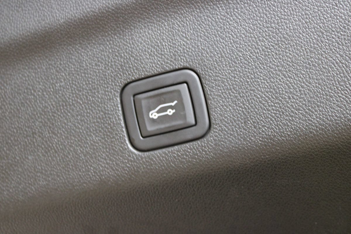 Used 2024 Chevrolet Suburban LT RWD image 32
