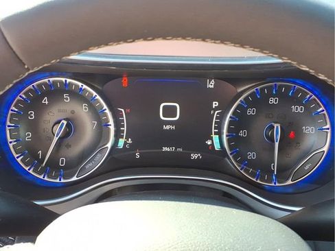 Used 2025 Chrysler Pacifica Limited FWD image 11