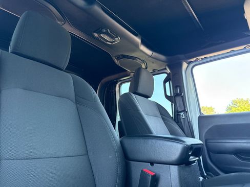 Used 2022 Jeep Gladiator Sport image 17