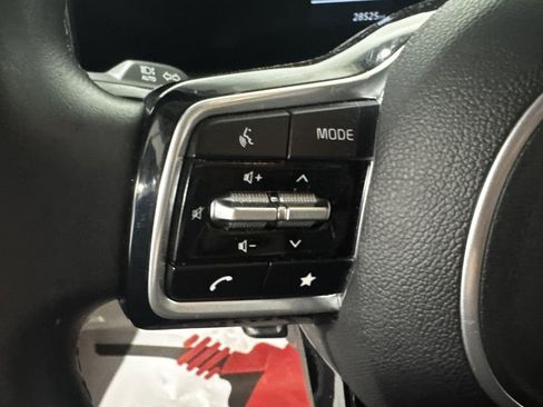 Used 2025 Kia Carnival FWD image 5