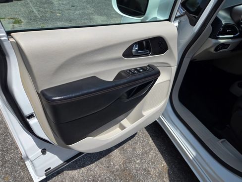 Used 2020 Chrysler Pacifica Touring-L FWD image 8