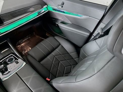 Used 2025 BMW 760i xDrive image 25