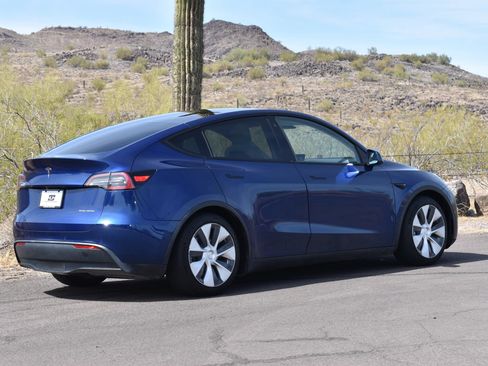 Used 2023 Tesla Model Y Long Range AWD/4WD image 4