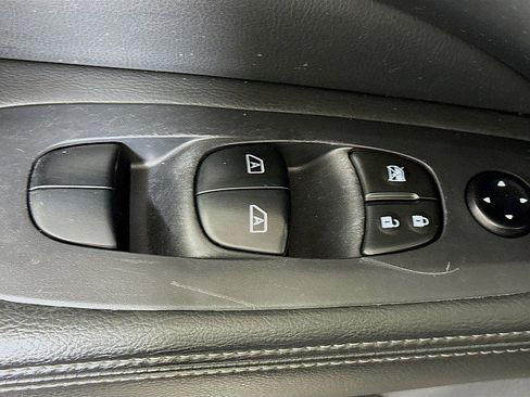 Used 2020 Nissan Pathfinder SV image 18