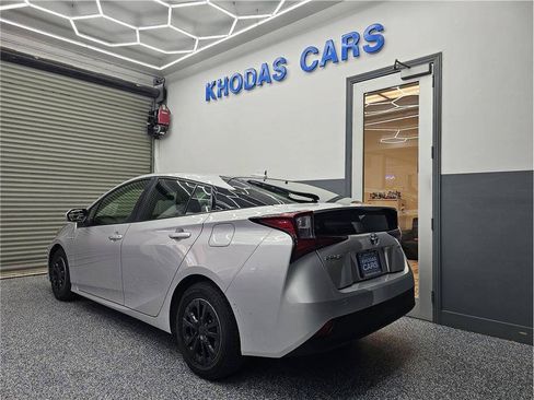 Used 2022 Toyota Prius LE FWD image 3