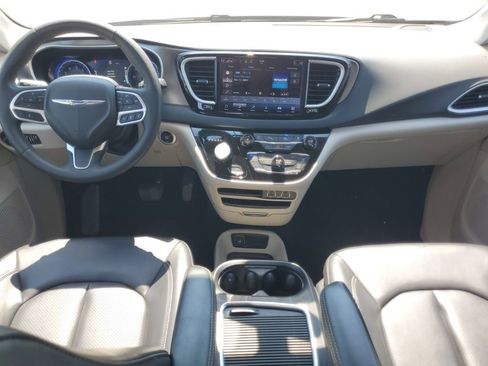 Used 2023 Chrysler Pacifica Touring-L FWD image 6