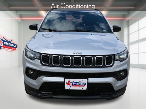 Used 2024 Jeep Compass Latitude image 7