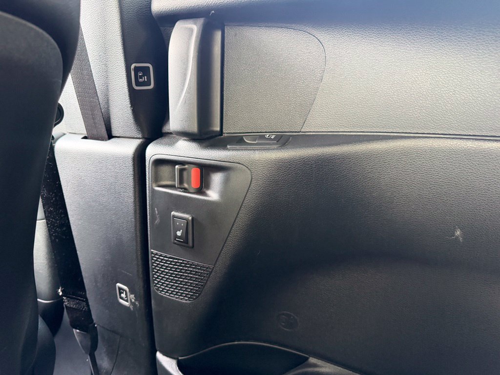 Used 2025 Chrysler Pacifica Limited FWD image 16