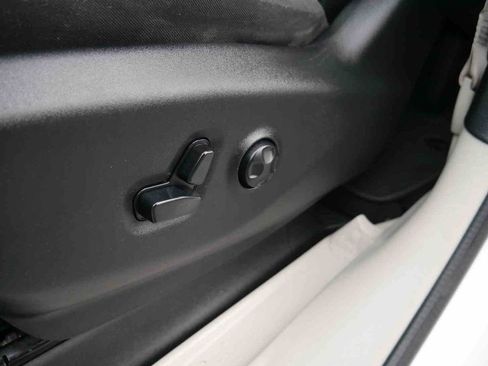 Used 2020 Chrysler Voyager LX image 24