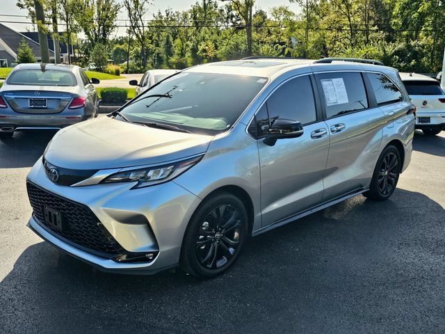 Used 2024 Toyota Sienna XSE w/ XSE Premium Package FWD image 4