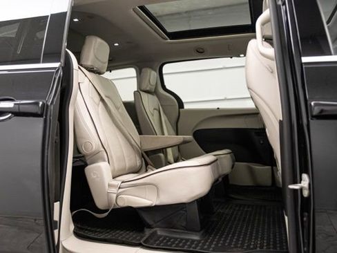 Used 2020 Chrysler Pacifica Limited FWD image 16