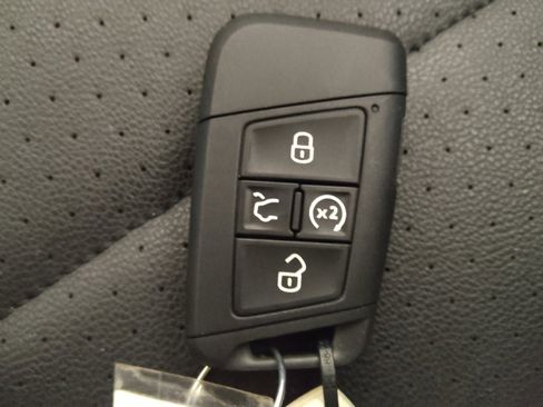 Used 2024 Volkswagen Jetta SE image 32