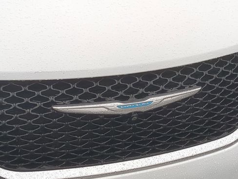 Used 2021 Chrysler Pacifica Touring-L FWD image 16