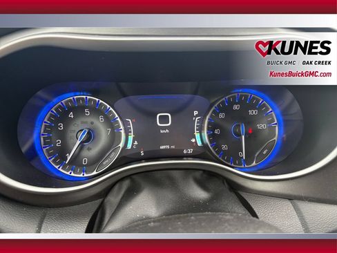 Used 2024 Chrysler Pacifica Touring-L FWD image 13