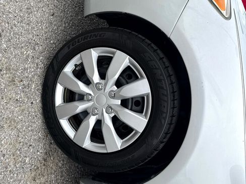 Used 2013 Toyota Corolla LE image 23