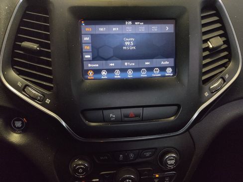 Used 2020 Jeep Cherokee Latitude Plus FWD image 25
