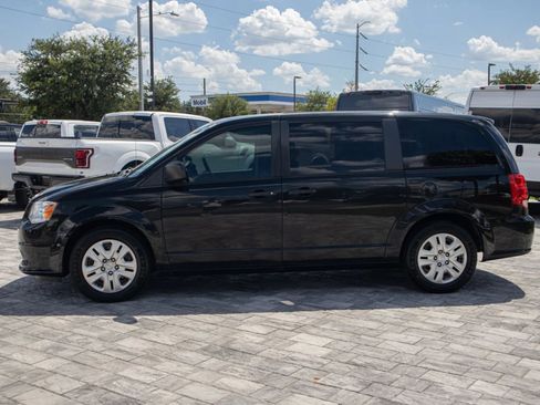 Used 2019 Dodge Grand Caravan SE w/ UConnect Hands-Free Group FWD image 4