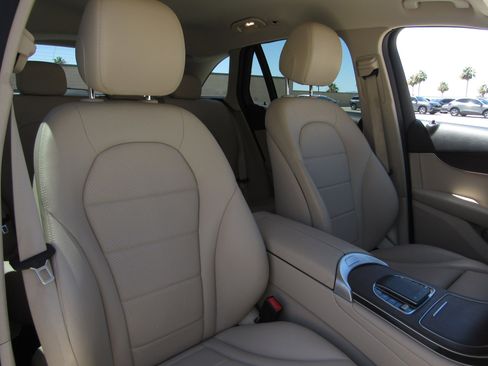Used 2022 Mercedes-Benz GLC 300 w/ Premium Package Lite image 10