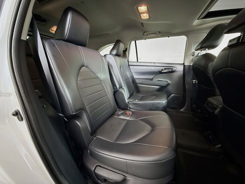 Certified 2022 Toyota Highlander XLE image 28