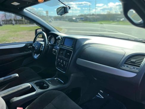 Used 2014 Dodge Grand Caravan SXT w/ UConnect Hands-Free Group FWD image 11