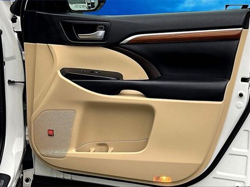 Used 2019 Toyota Highlander Limited image 22