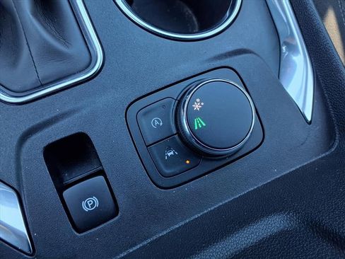 Used 2023 Chevrolet Traverse LT image 24