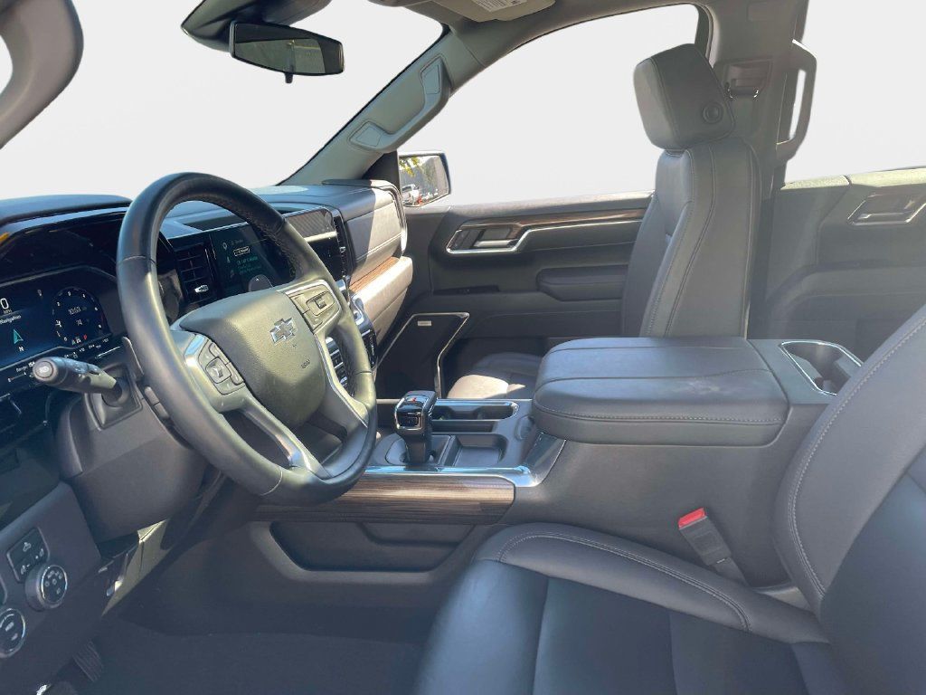 Used 2025 Chevrolet Silverado 1500 LT Trail Boss w/ Convenience Package II AWD/4WD image 22