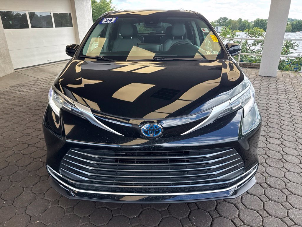 Used 2024 Toyota Sienna Limited AWD/4WD image 2