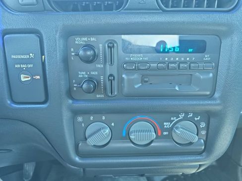 Used 1998 Chevrolet S10 Pickup LS w/ Preferred Equipment Group AWD/4WD image 17
