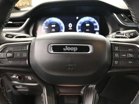 Used 2025 Jeep Grand Cherokee Altitude AWD/4WD image 27