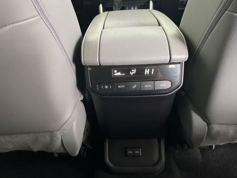 Used 2023 Toyota Highlander XLE image 26