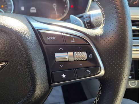 Used 2025 Genesis G70 2.5T image 13